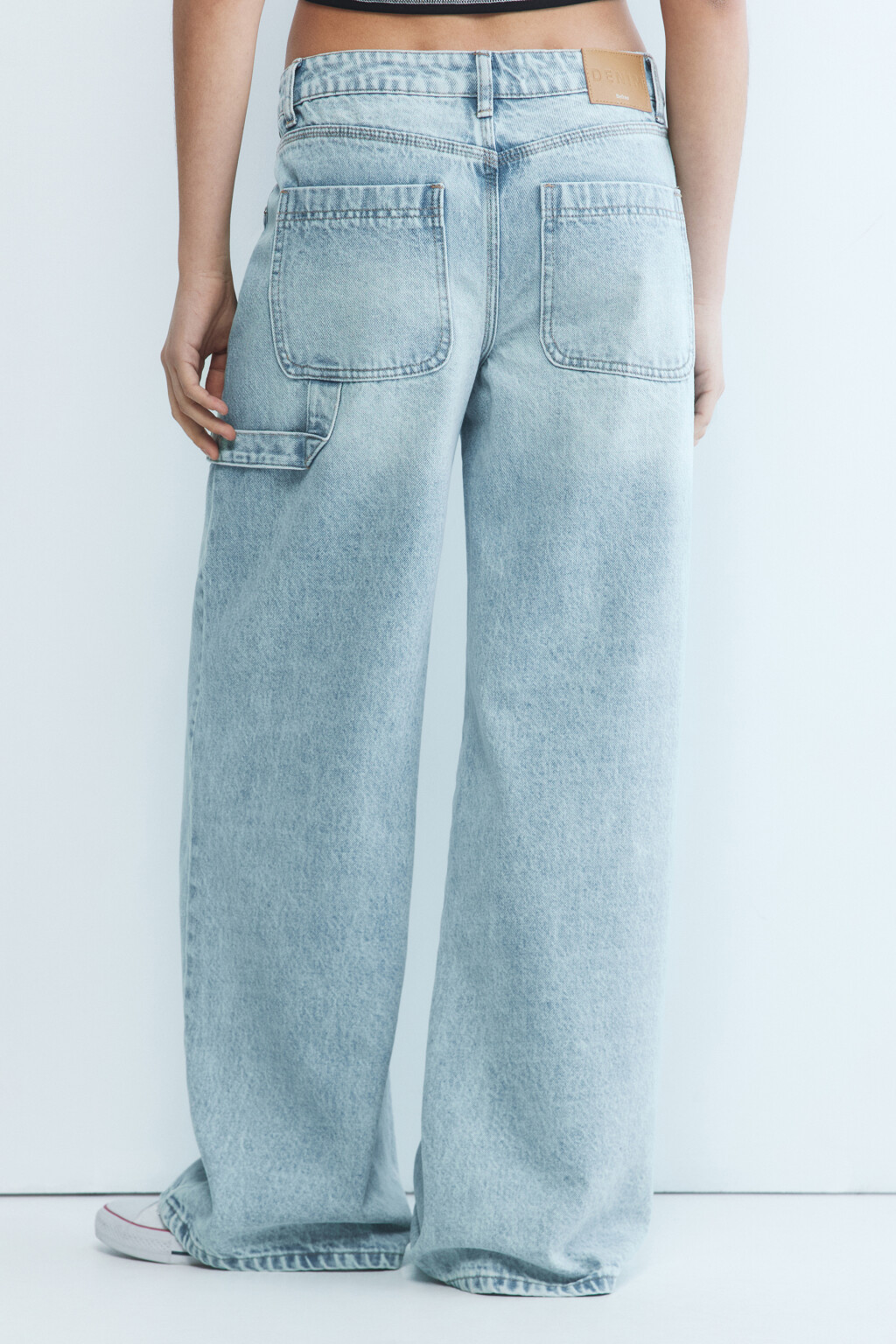 Джинсы широкие с декоративной петлей - цвет голубой - 4