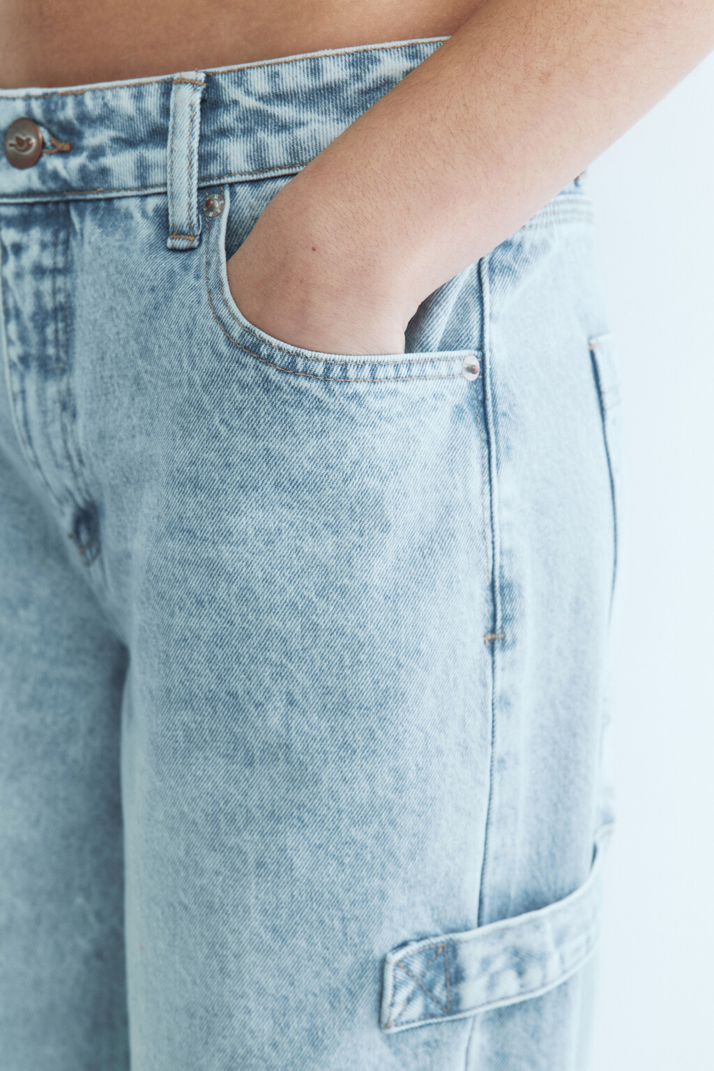 Джинсы широкие с декоративной петлей - цвет голубой - 7