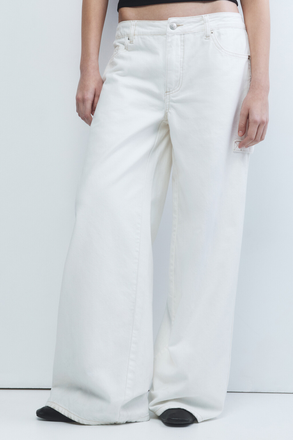 Джинсы широкие с декоративной петлей - цвет белый - 2