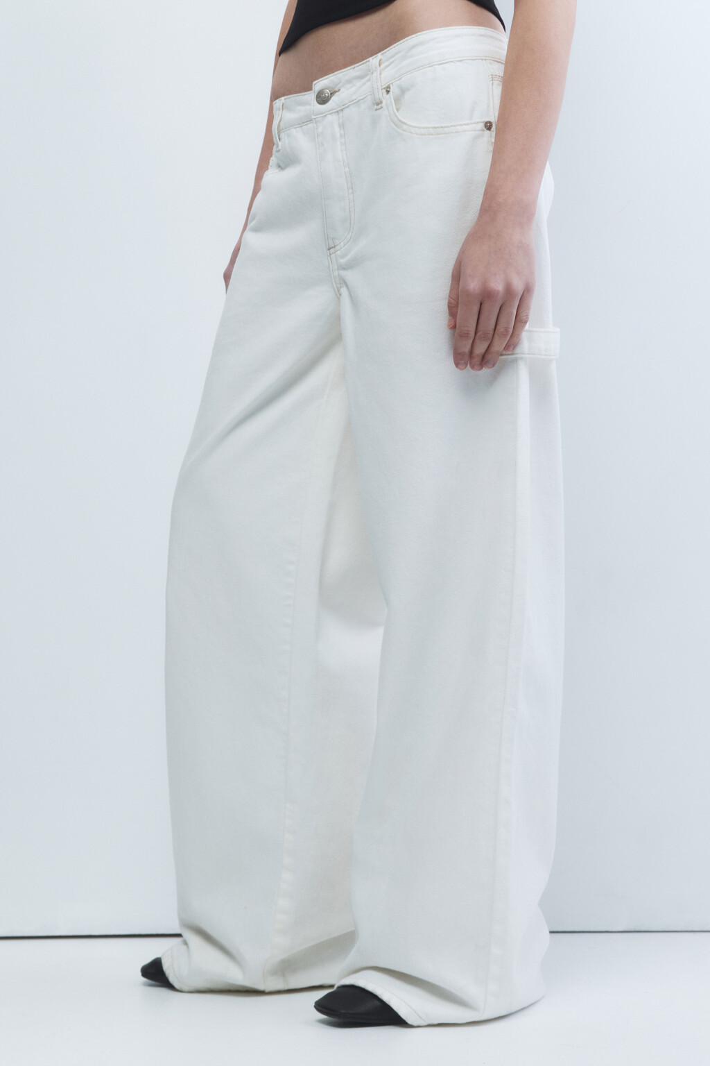 Джинсы широкие с декоративной петлей - цвет белый - 3