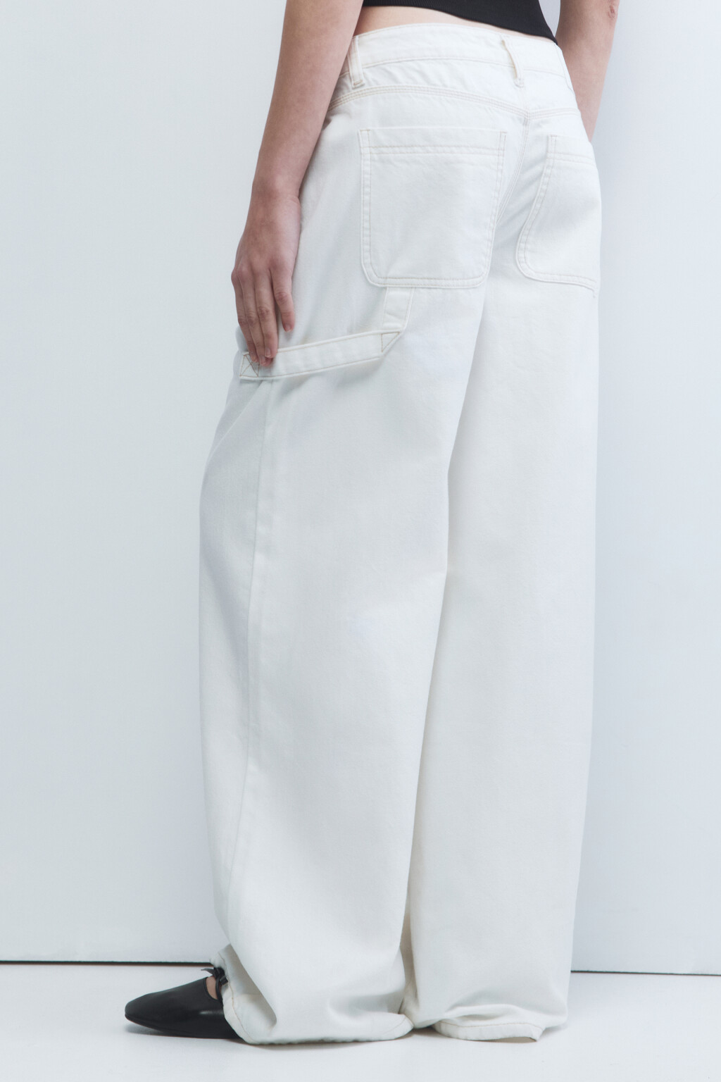 Джинсы широкие с декоративной петлей - цвет белый - 4