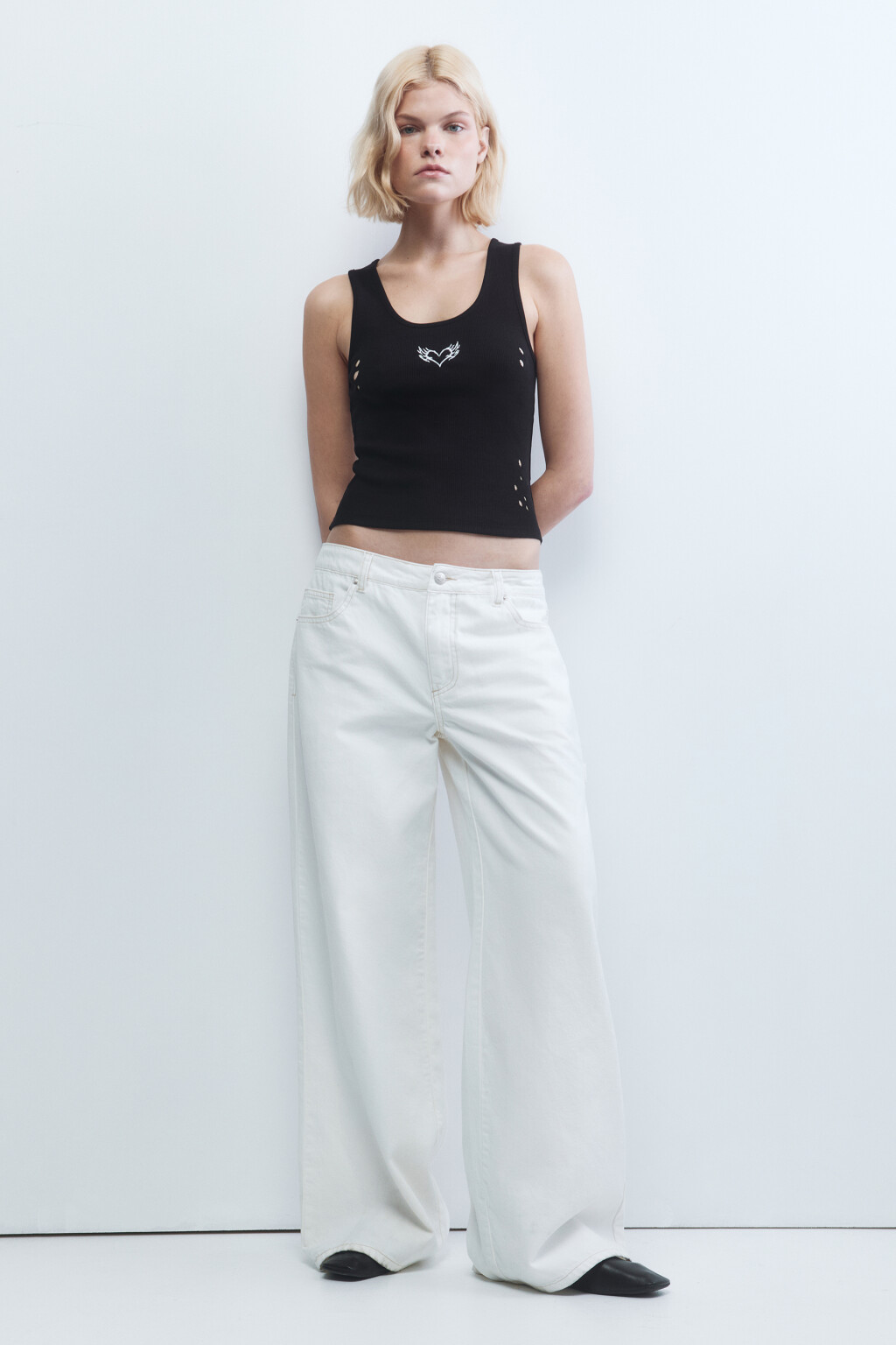 Джинсы широкие с декоративной петлей - цвет белый - 5