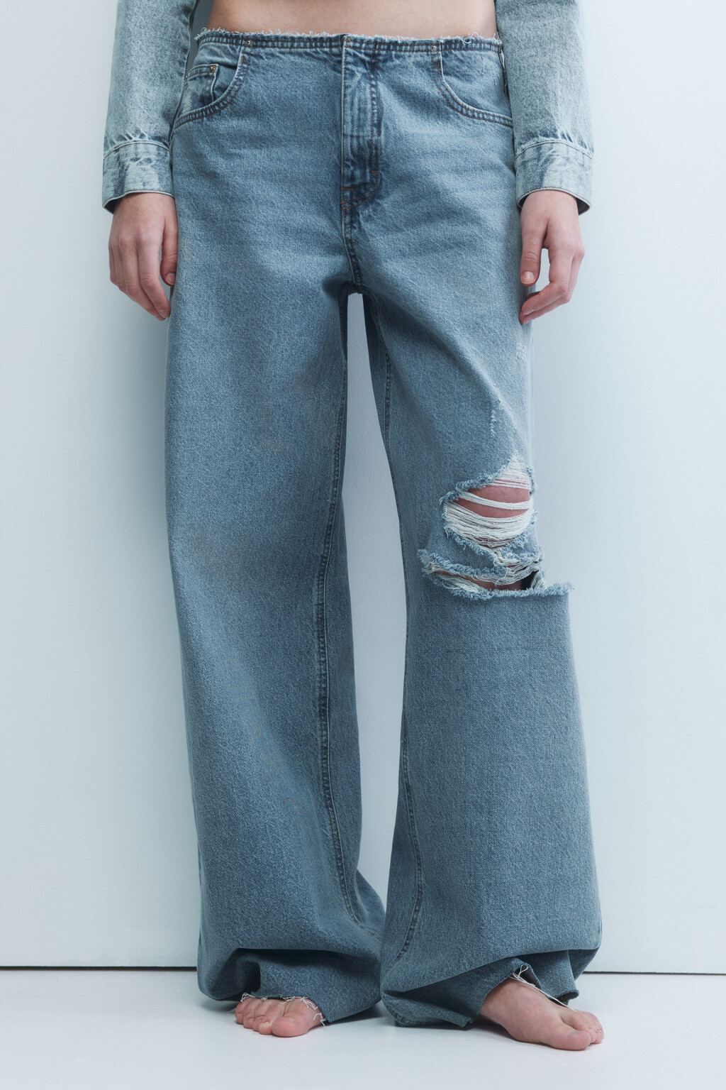 Джинсы широкие с рваным коленом - цвет голубой - 2