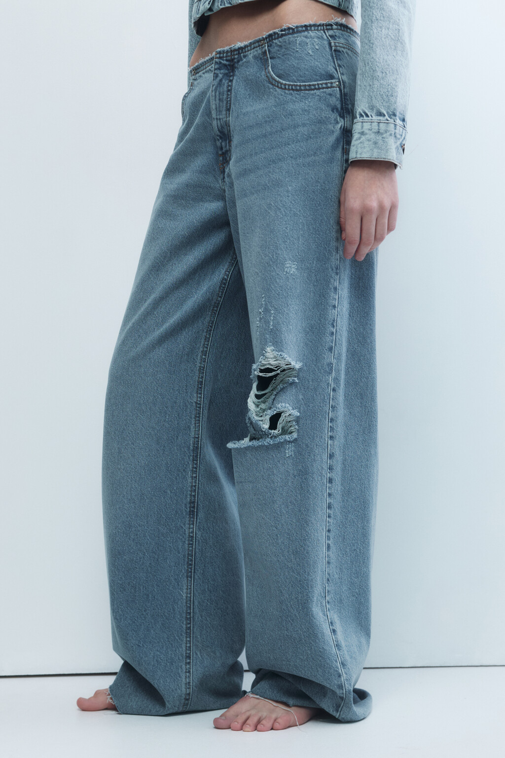 Джинсы широкие с рваным коленом - цвет голубой - 3