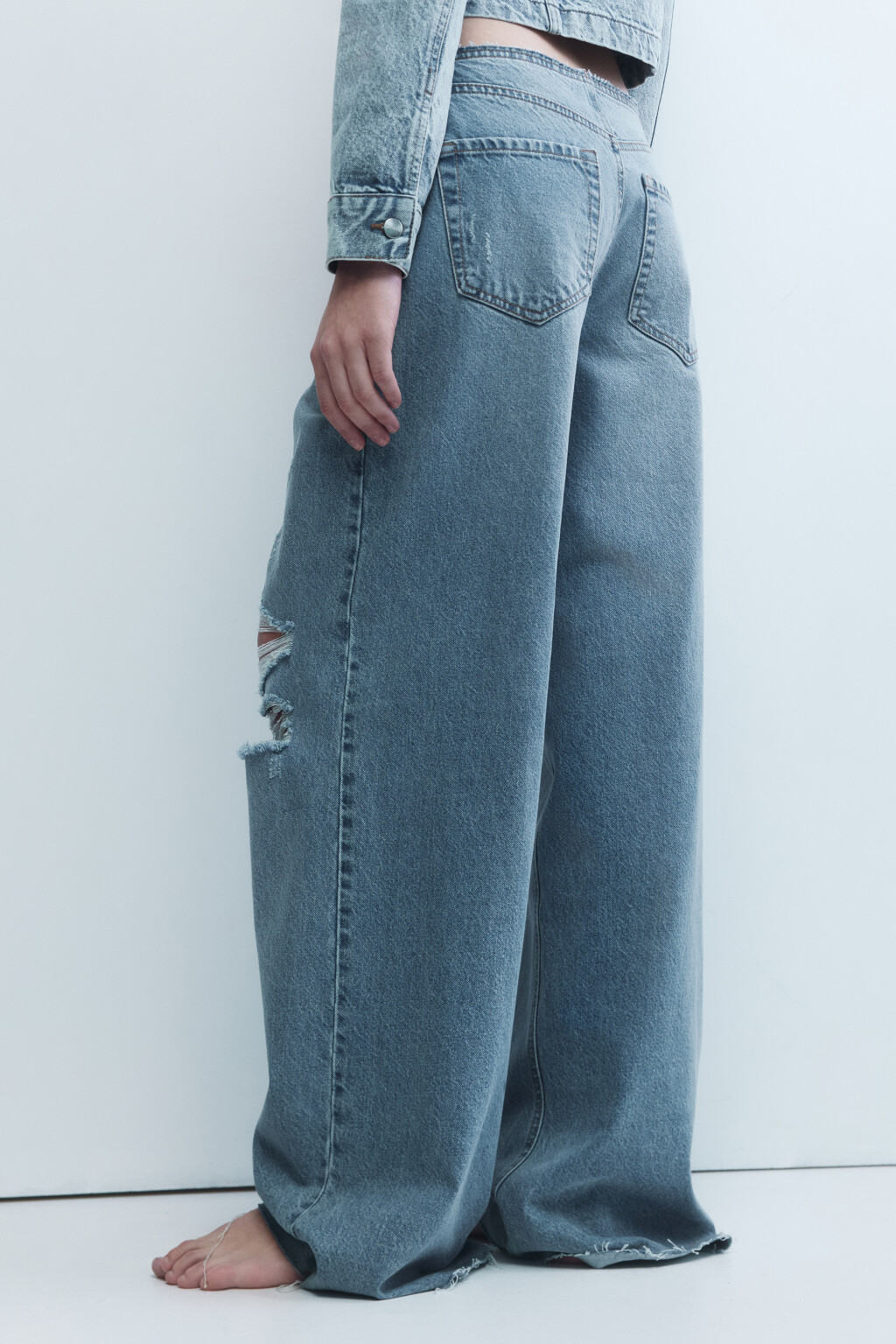 Джинсы широкие с рваным коленом - цвет голубой - 4