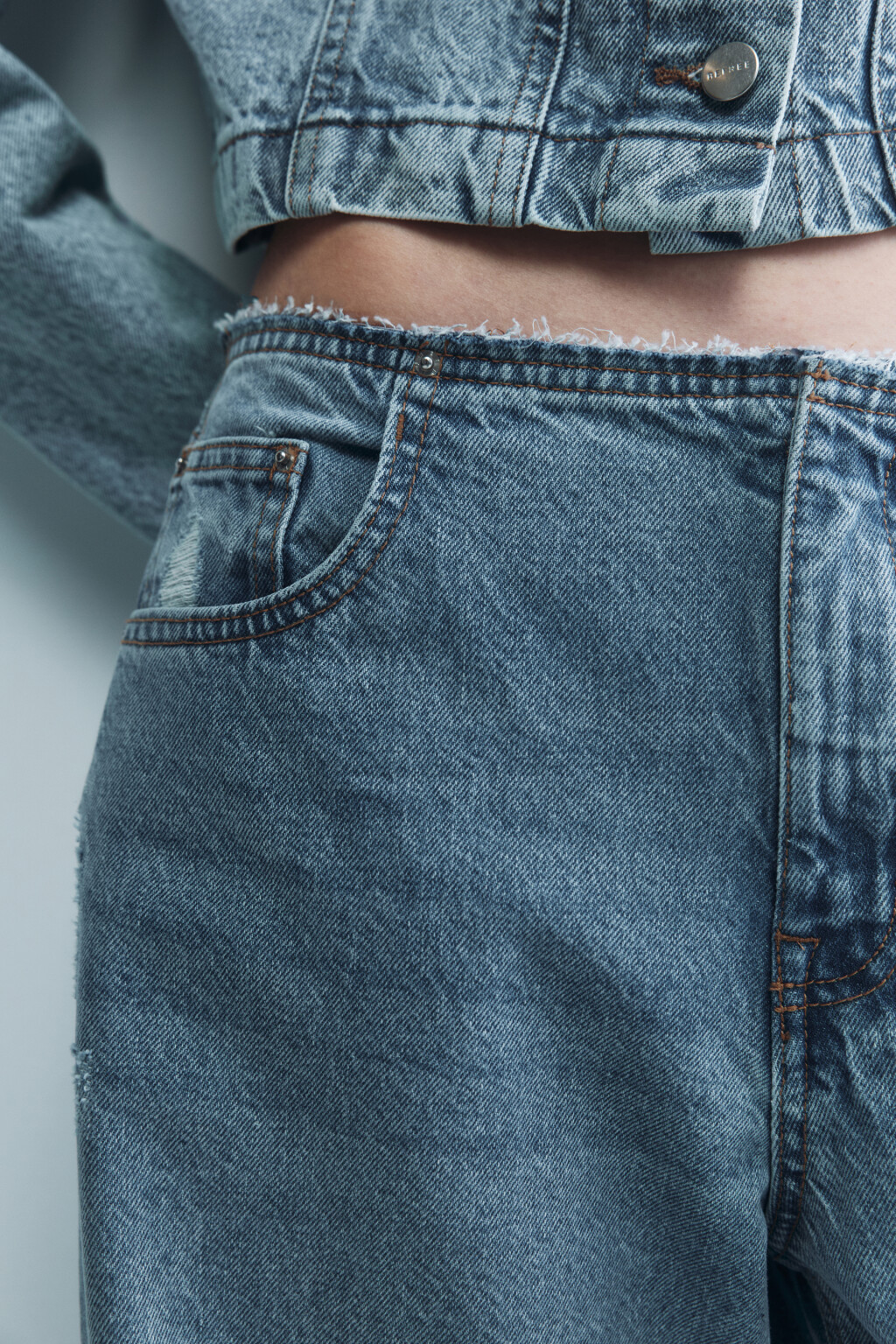 Джинсы широкие с рваным коленом - цвет голубой - 6