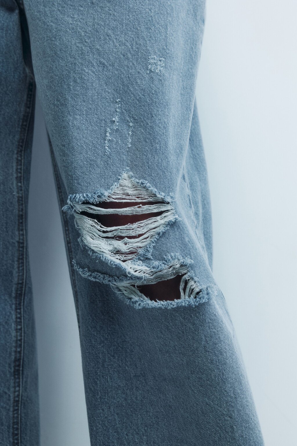 Джинсы широкие с рваным коленом - цвет голубой - 7