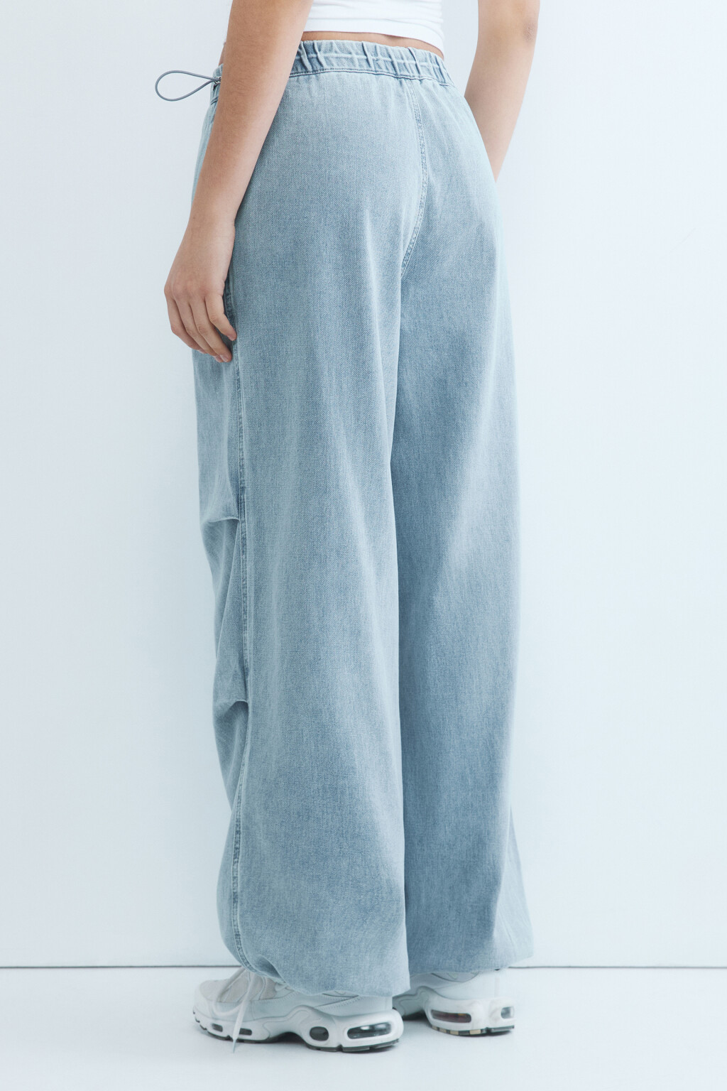 Джинсы-парашюты широкие с драпировками - цвет голубой - 4