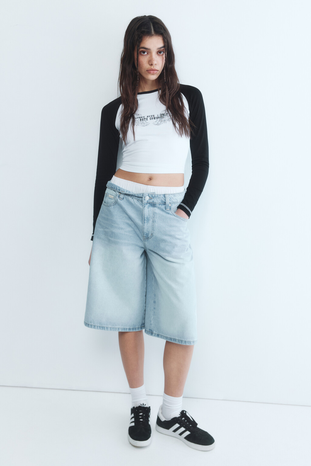 Шорты-бермуды джинсовые с низкой посадкой - цвет голубой - 4