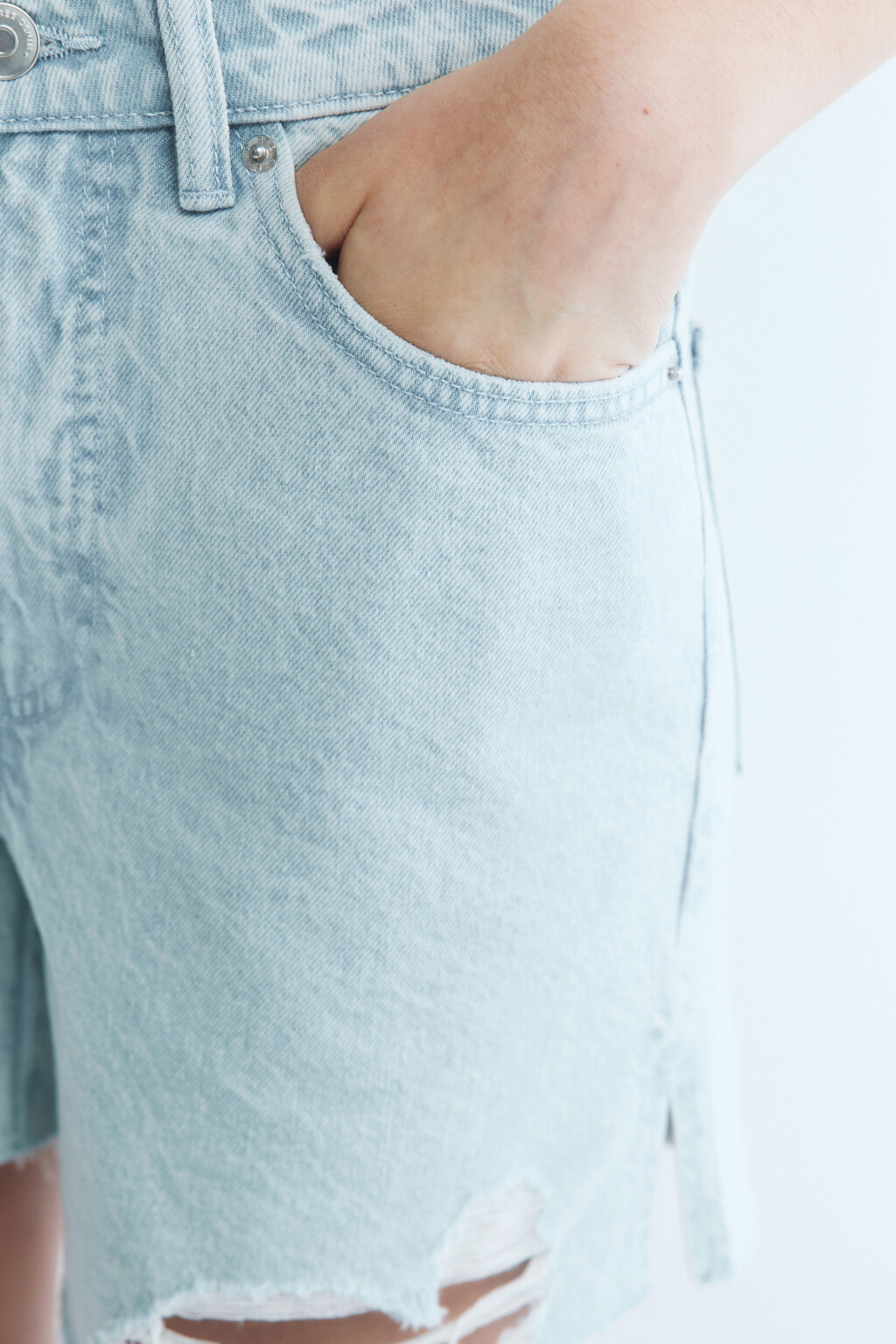 Шорты джинсовые рваные с высокой посадкой - цвет голубой - 7