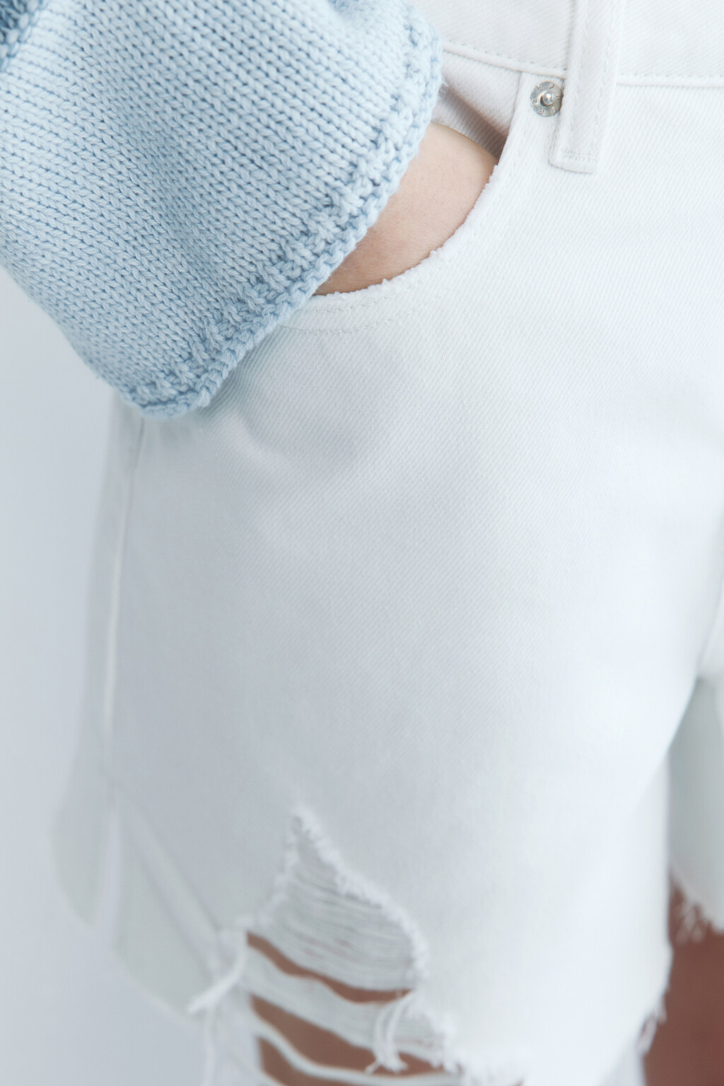 Шорты джинсовые рваные с высокой посадкой - цвет белый - 7