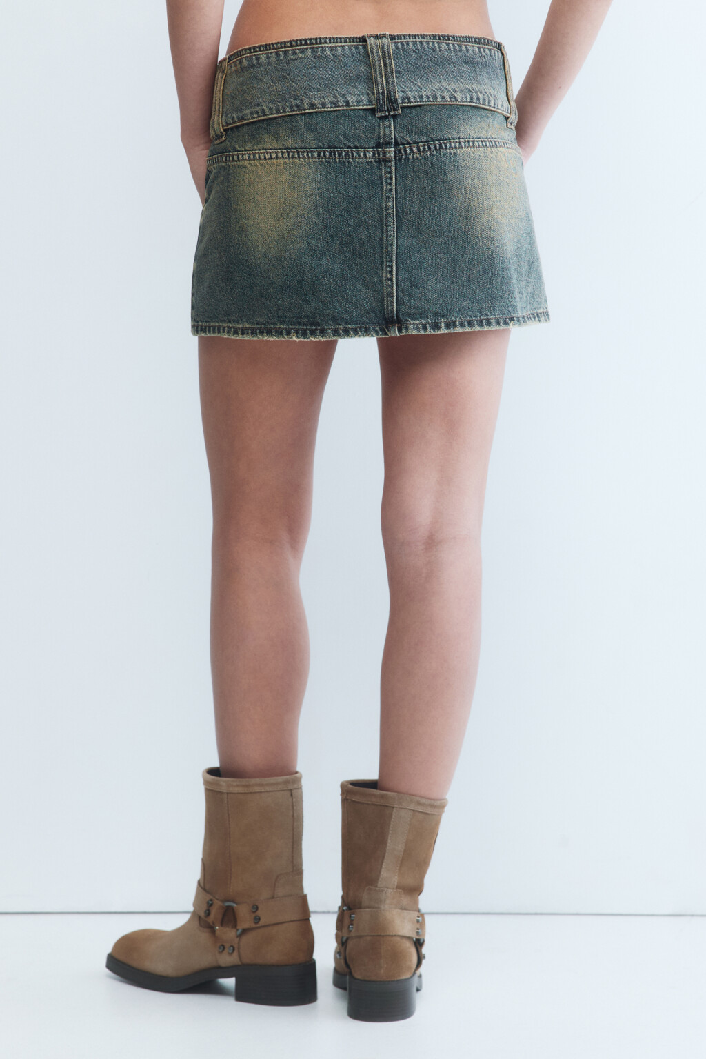 Юбка джинсовая ультрамини с потертостями и ремнем - цвет бордовый - 4