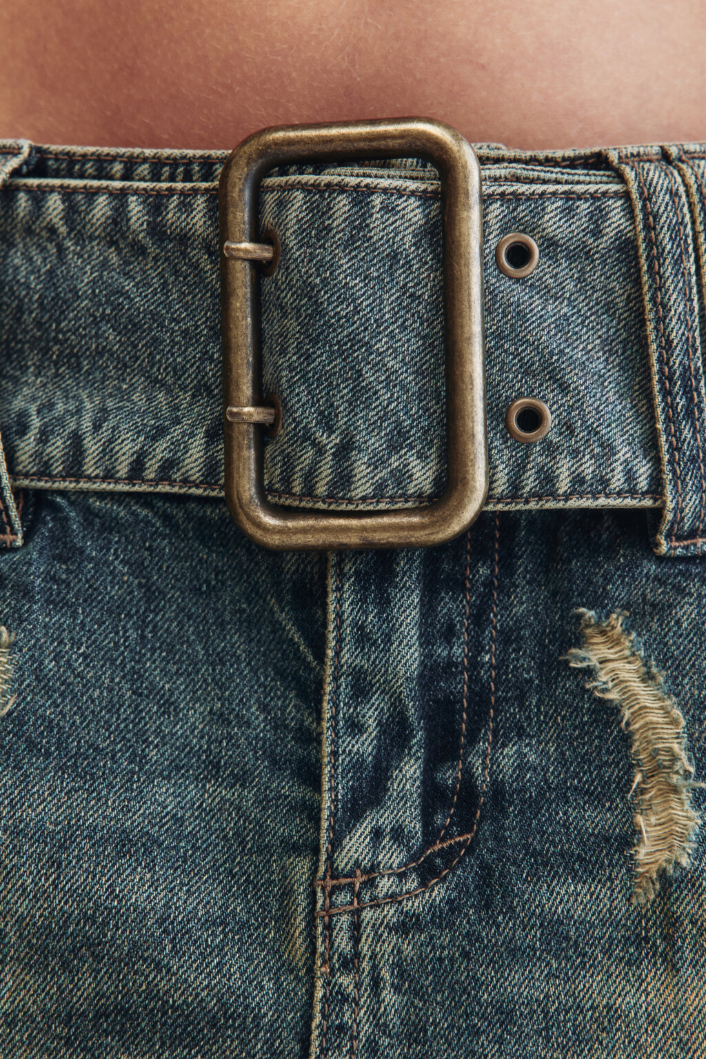 Юбка джинсовая ультрамини с потертостями и ремнем - цвет бордовый - 6