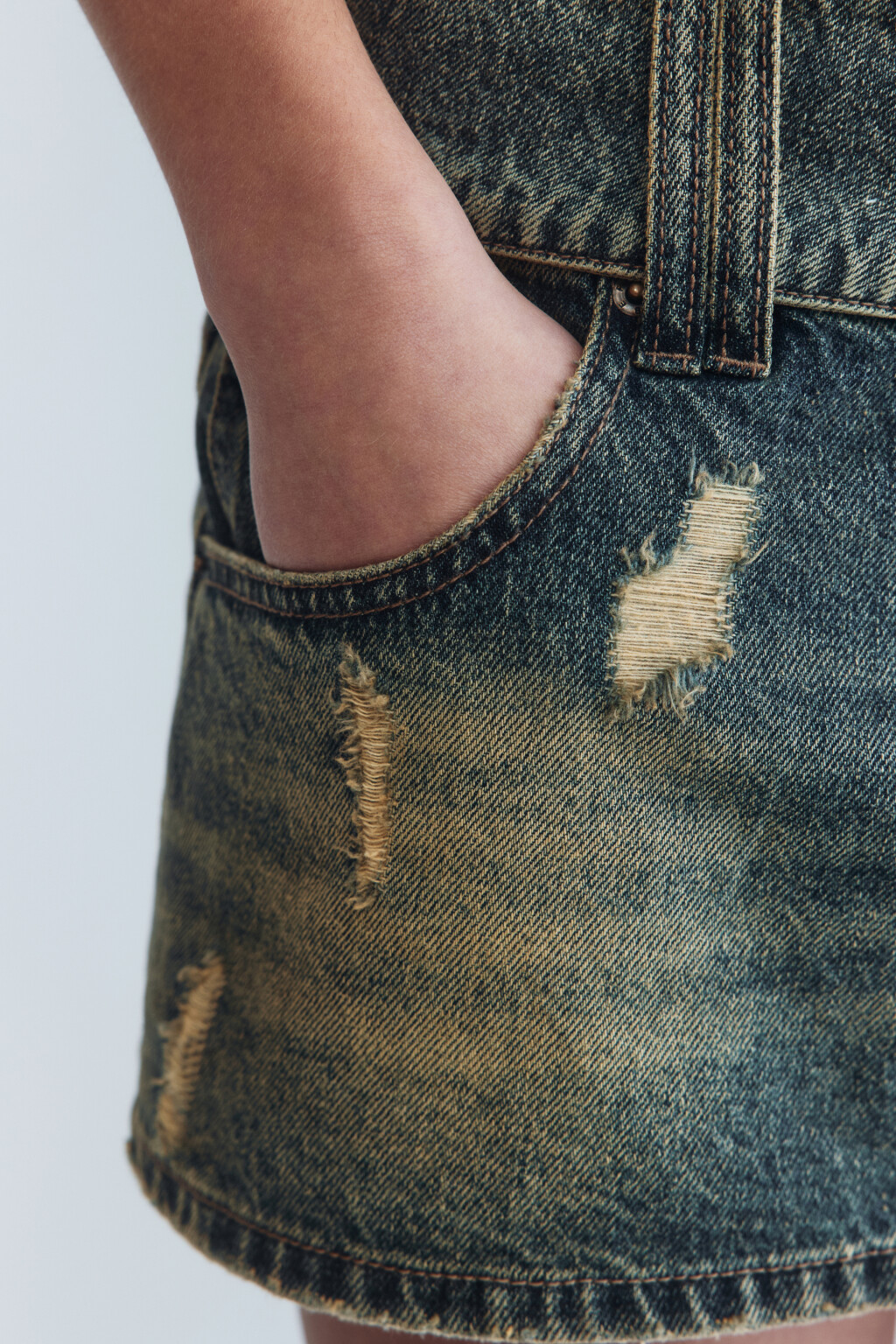 Юбка джинсовая ультрамини с потертостями и ремнем - цвет бордовый - 7