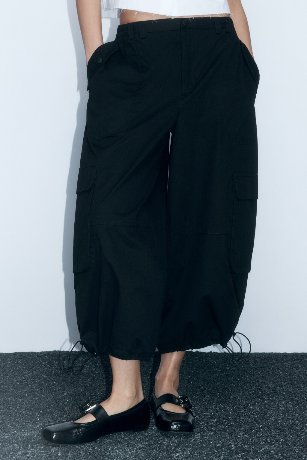 Брюки-парашюты укороченные хлопковые с утяжками - цвет черный - 2