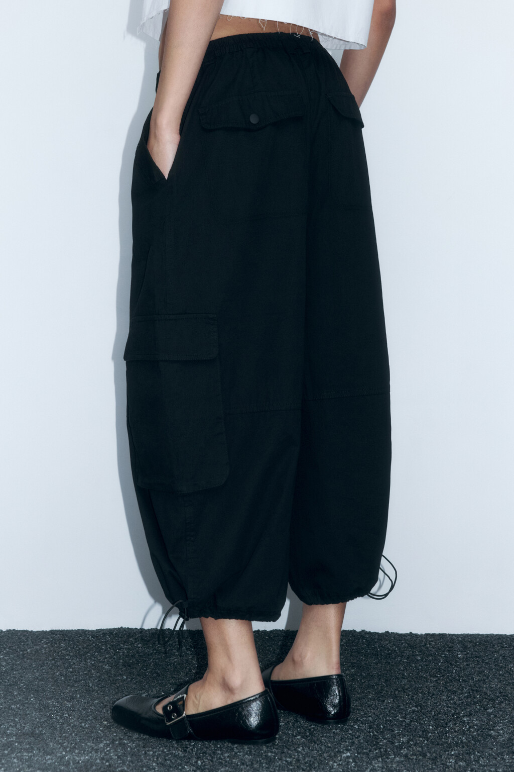 Брюки-парашюты укороченные хлопковые с утяжками - цвет черный - 4