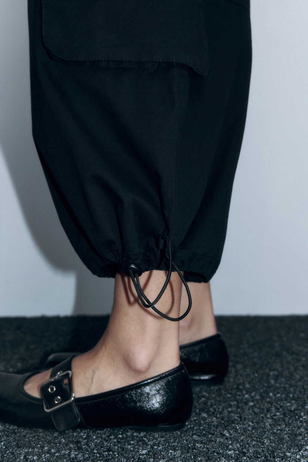 Брюки-парашюты укороченные хлопковые с утяжками - цвет черный - 6