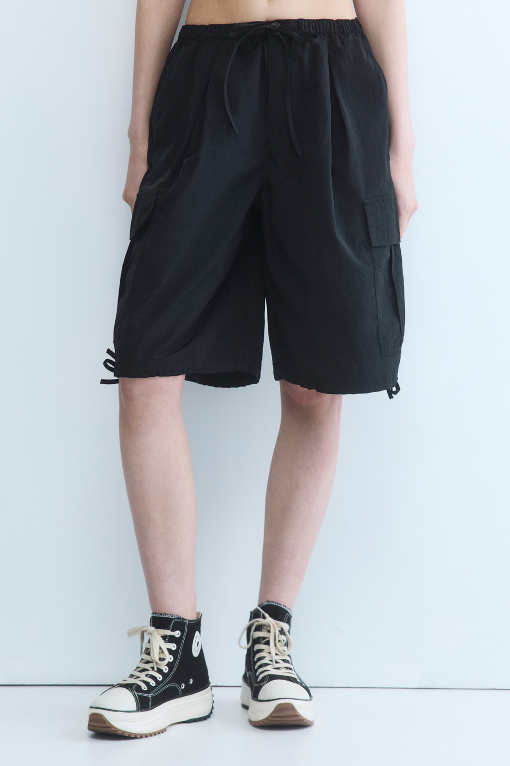 Шорты-бермуды широкие с карманами-карго - цвет черный - 2
