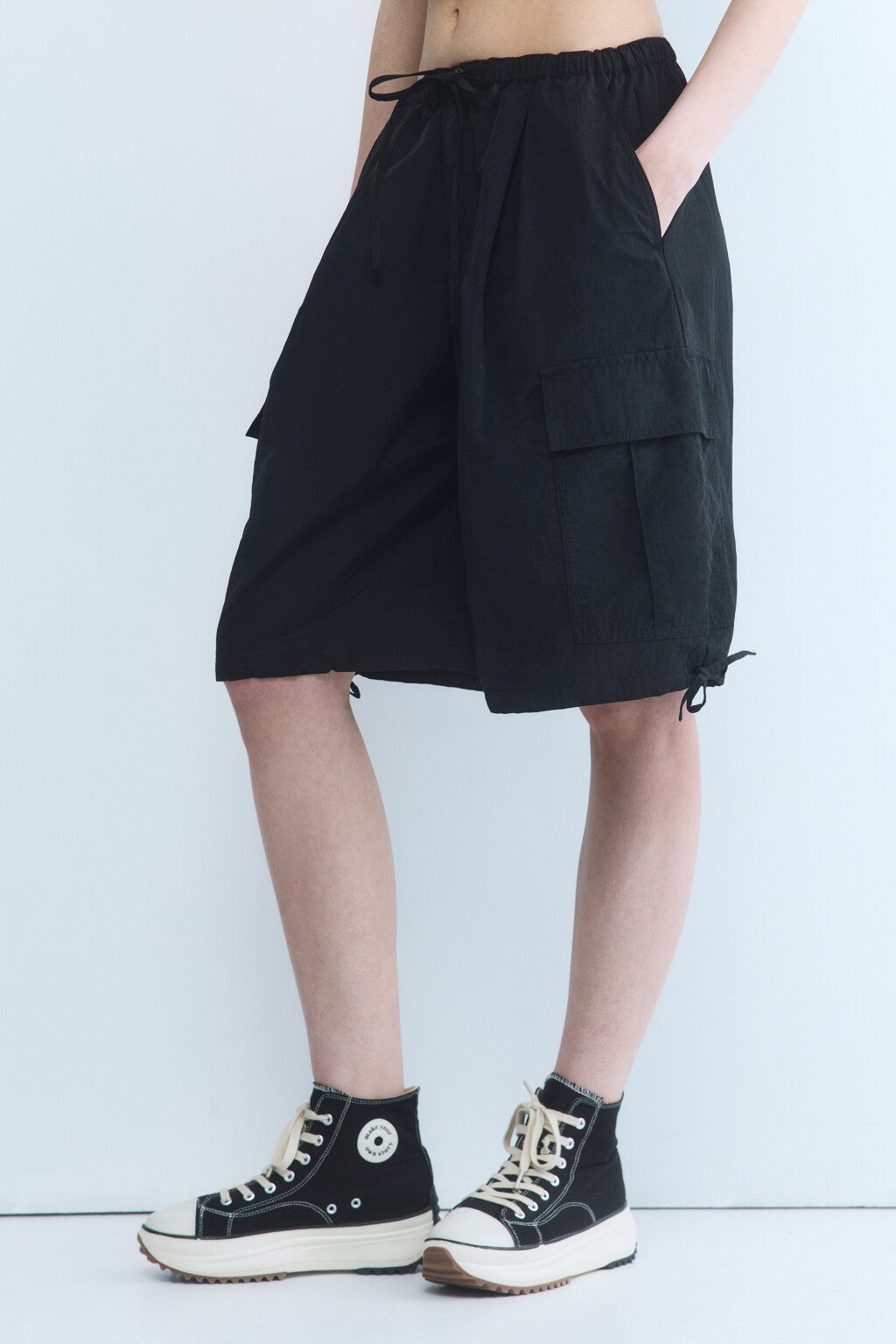 Шорты-бермуды широкие с карманами-карго - цвет черный - 3