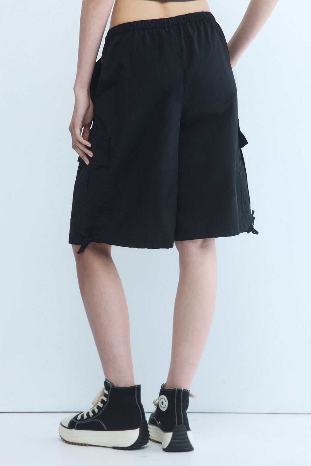 Шорты-бермуды широкие с карманами-карго - цвет черный - 4