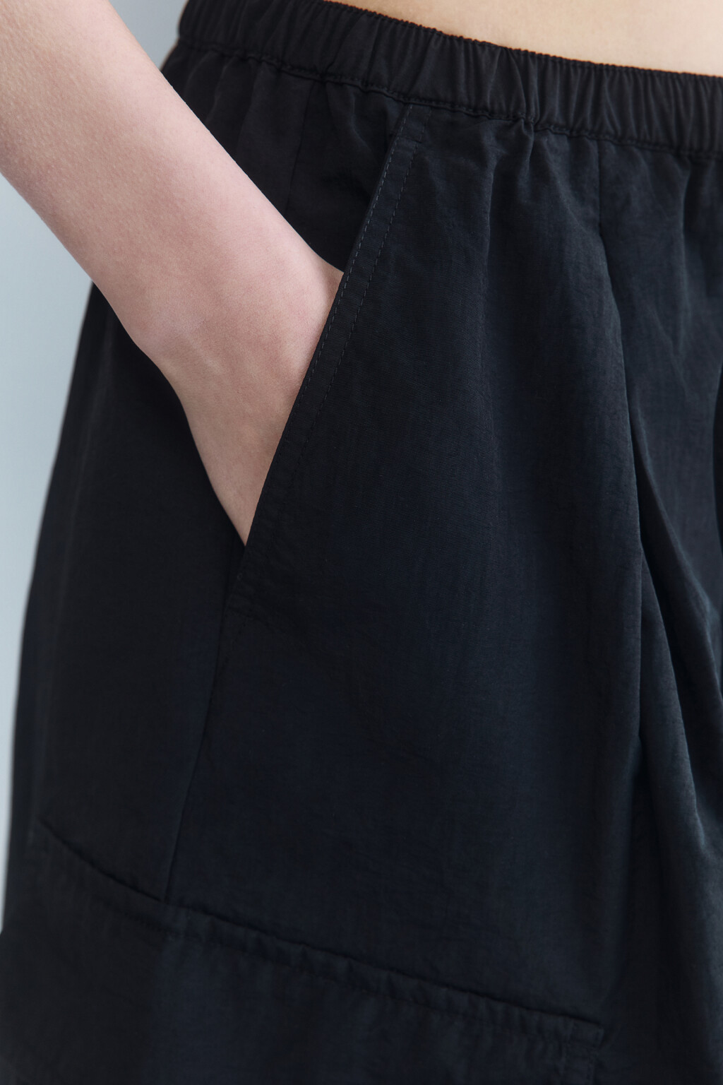 Шорты-бермуды широкие с карманами-карго - цвет черный - 7