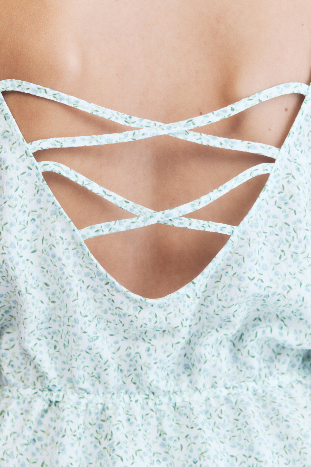 Комбинезон на тонких бретельках с шортами - цвет белый - 8