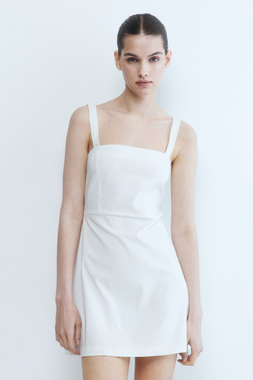 Сарафан мини приталенный на широких бретелях - цвет белый - 3