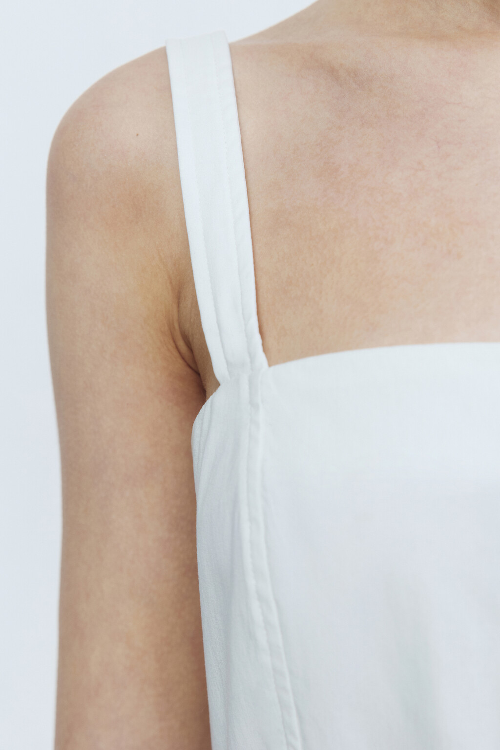 Сарафан мини приталенный на широких бретелях - цвет белый - 8