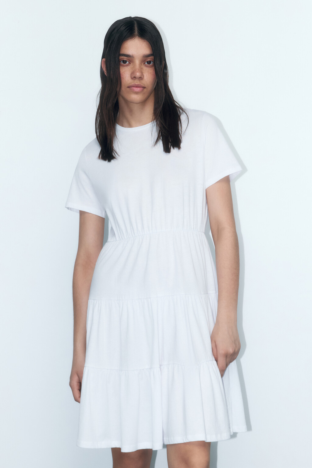 Платье-футболка мини хлопковое с ярусной юбкой - цвет белый - 2