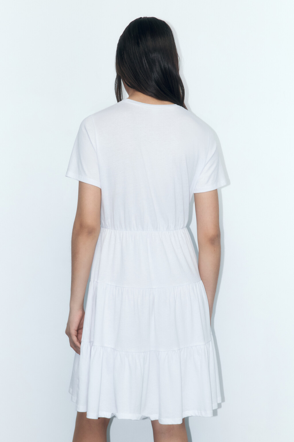 Платье-футболка мини хлопковое с ярусной юбкой - цвет белый - 4