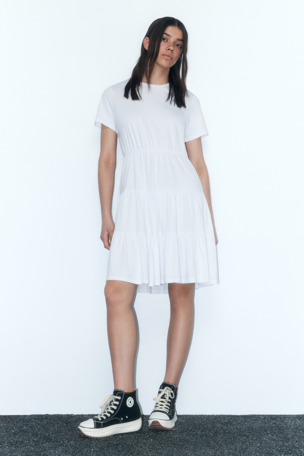 Платье-футболка мини хлопковое с ярусной юбкой - цвет белый - 5