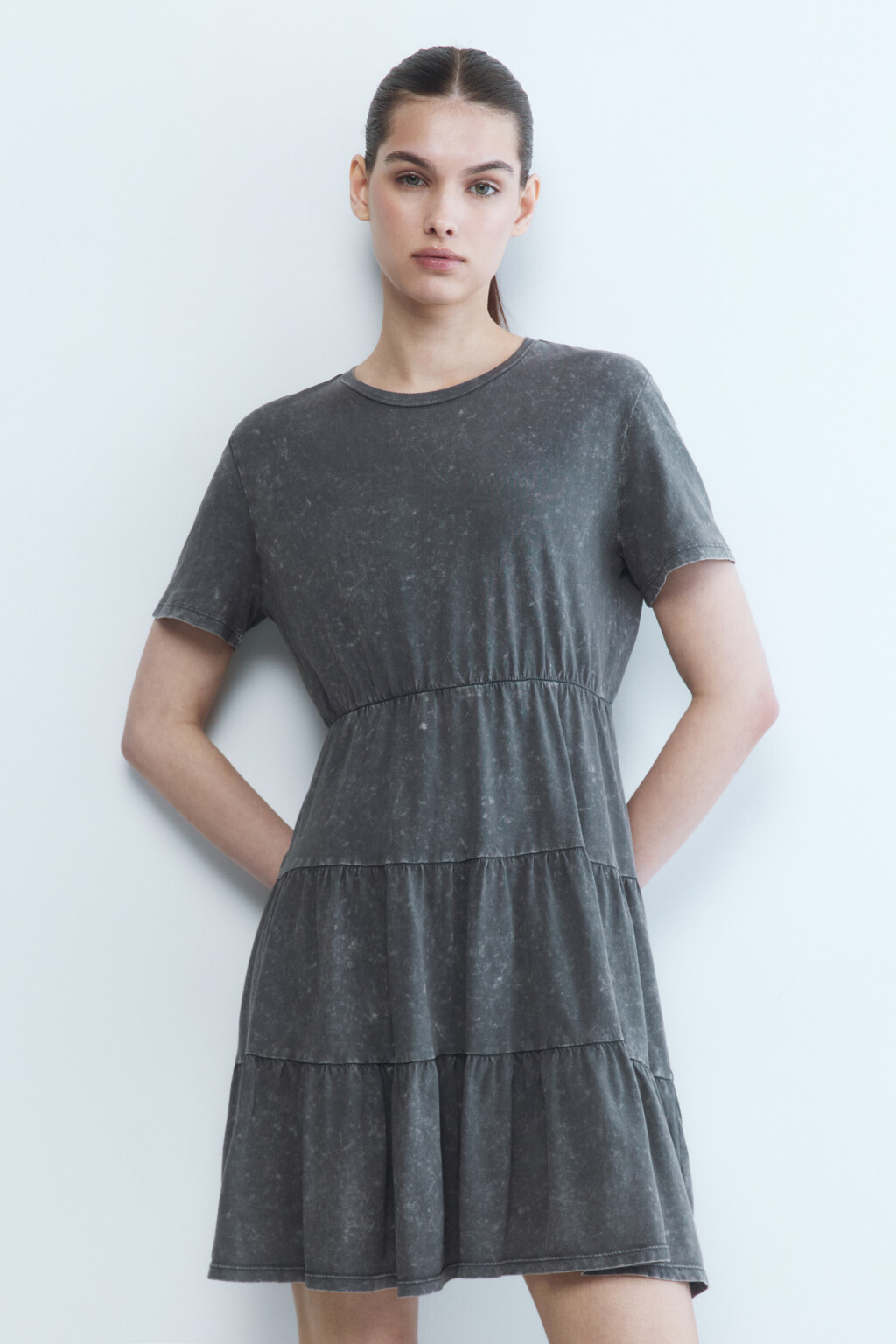 Платье-футболка мини хлопковое с ярусной юбкой - цвет серый - 2