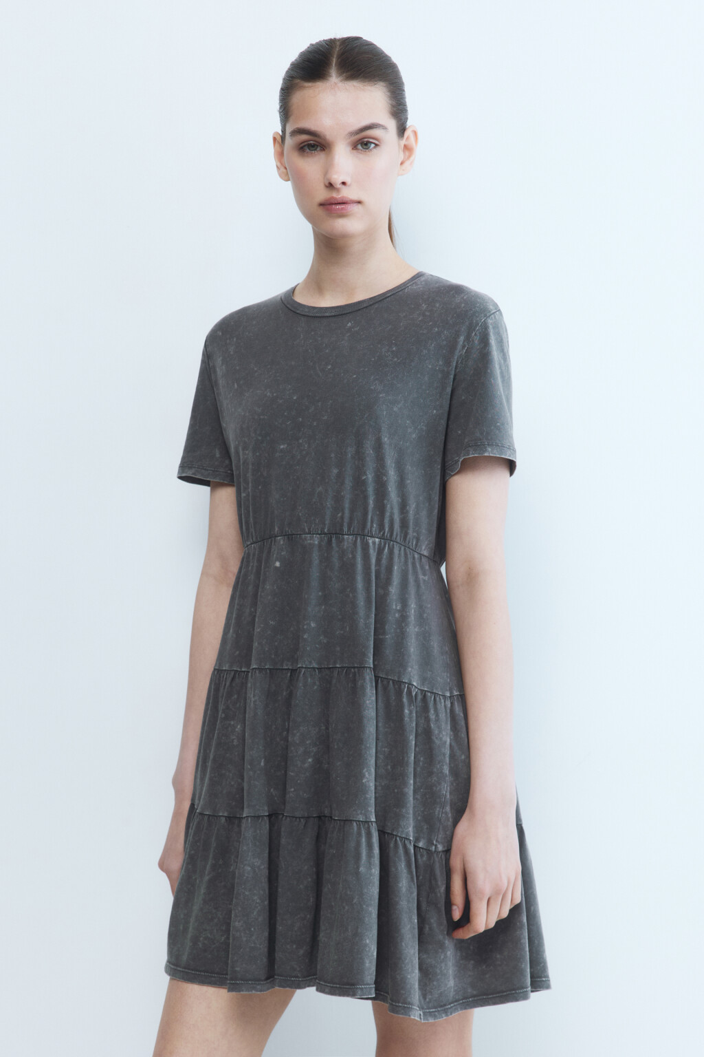 Платье-футболка мини хлопковое с ярусной юбкой - цвет серый - 3
