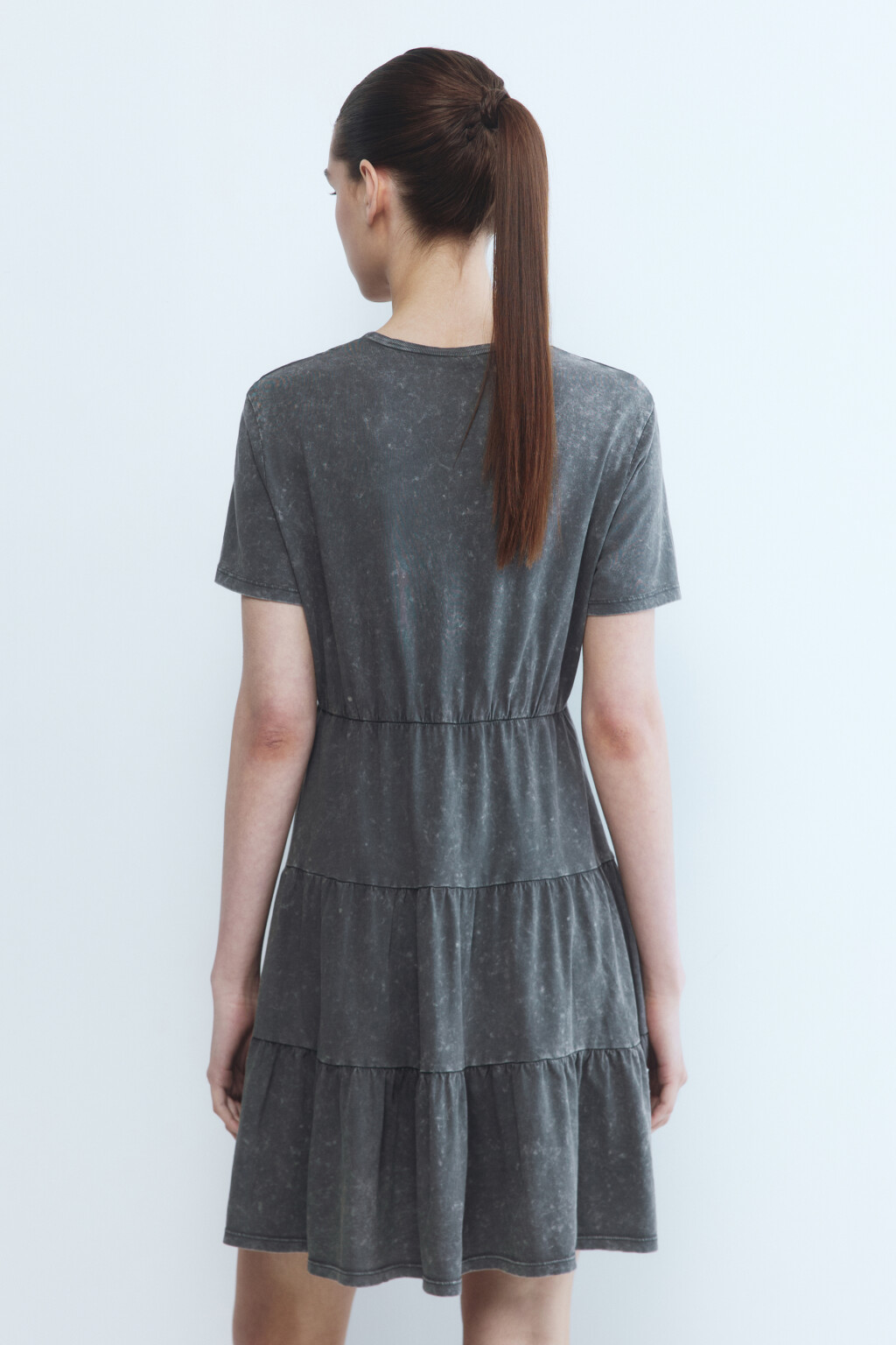 Платье-футболка мини хлопковое с ярусной юбкой - цвет серый - 4
