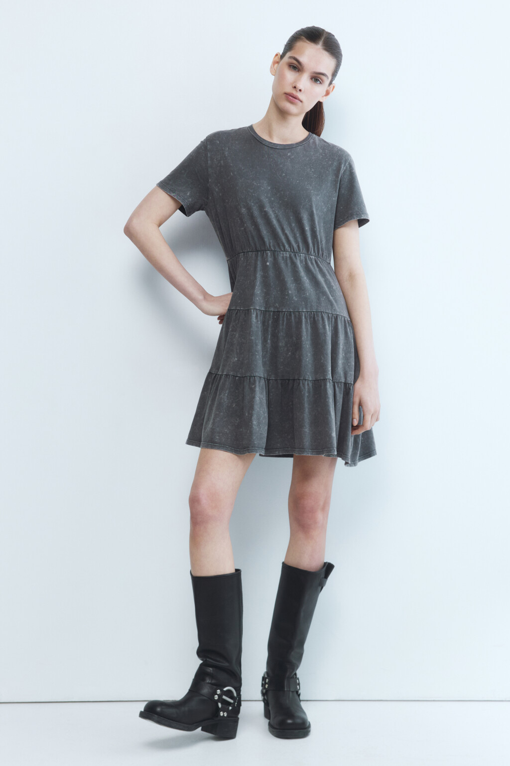 Платье-футболка мини хлопковое с ярусной юбкой - цвет серый - 5