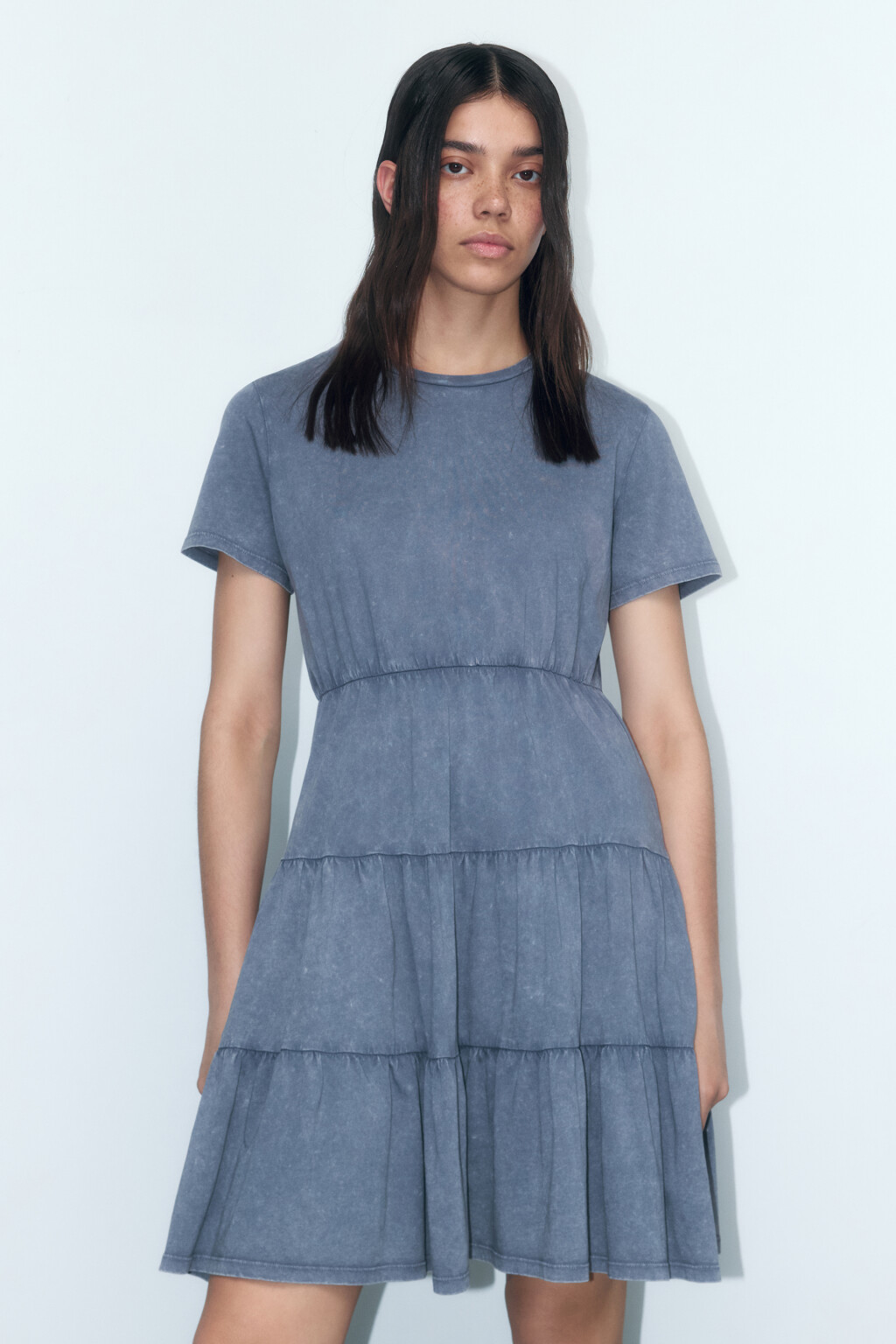 Платье-футболка мини хлопковое с ярусной юбкой - цвет голубой - 2