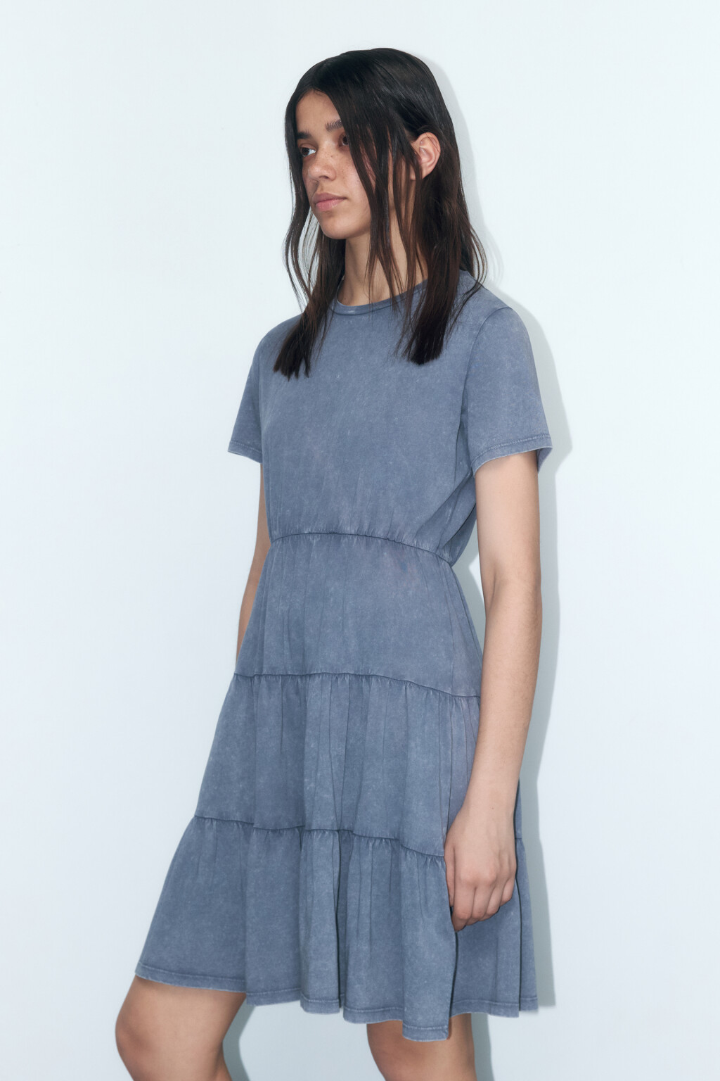 Платье-футболка мини хлопковое с ярусной юбкой - цвет голубой - 3