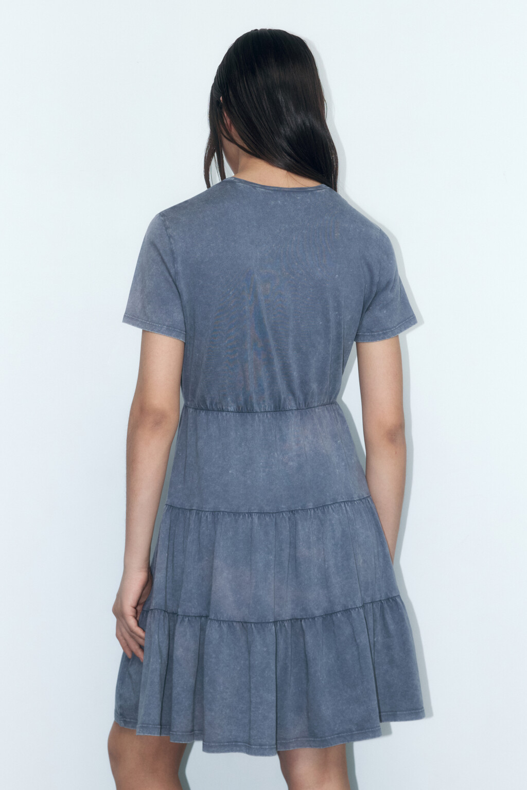 Платье-футболка мини хлопковое с ярусной юбкой - цвет голубой - 4