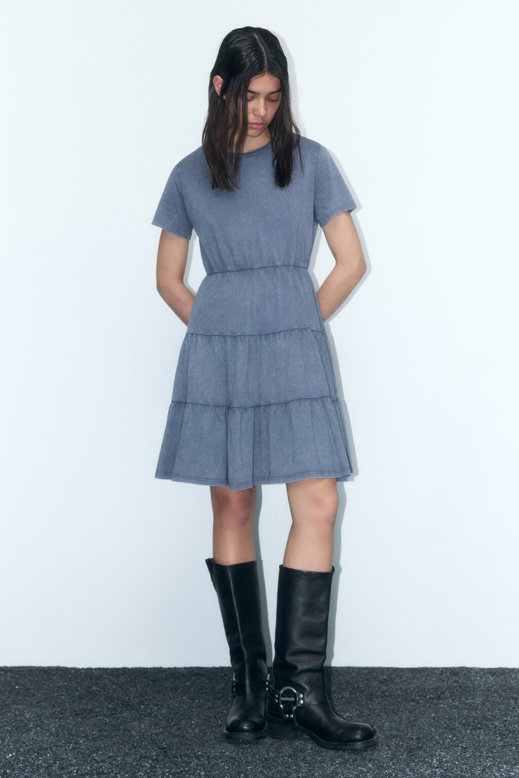 Платье-футболка мини хлопковое с ярусной юбкой - цвет голубой - 5