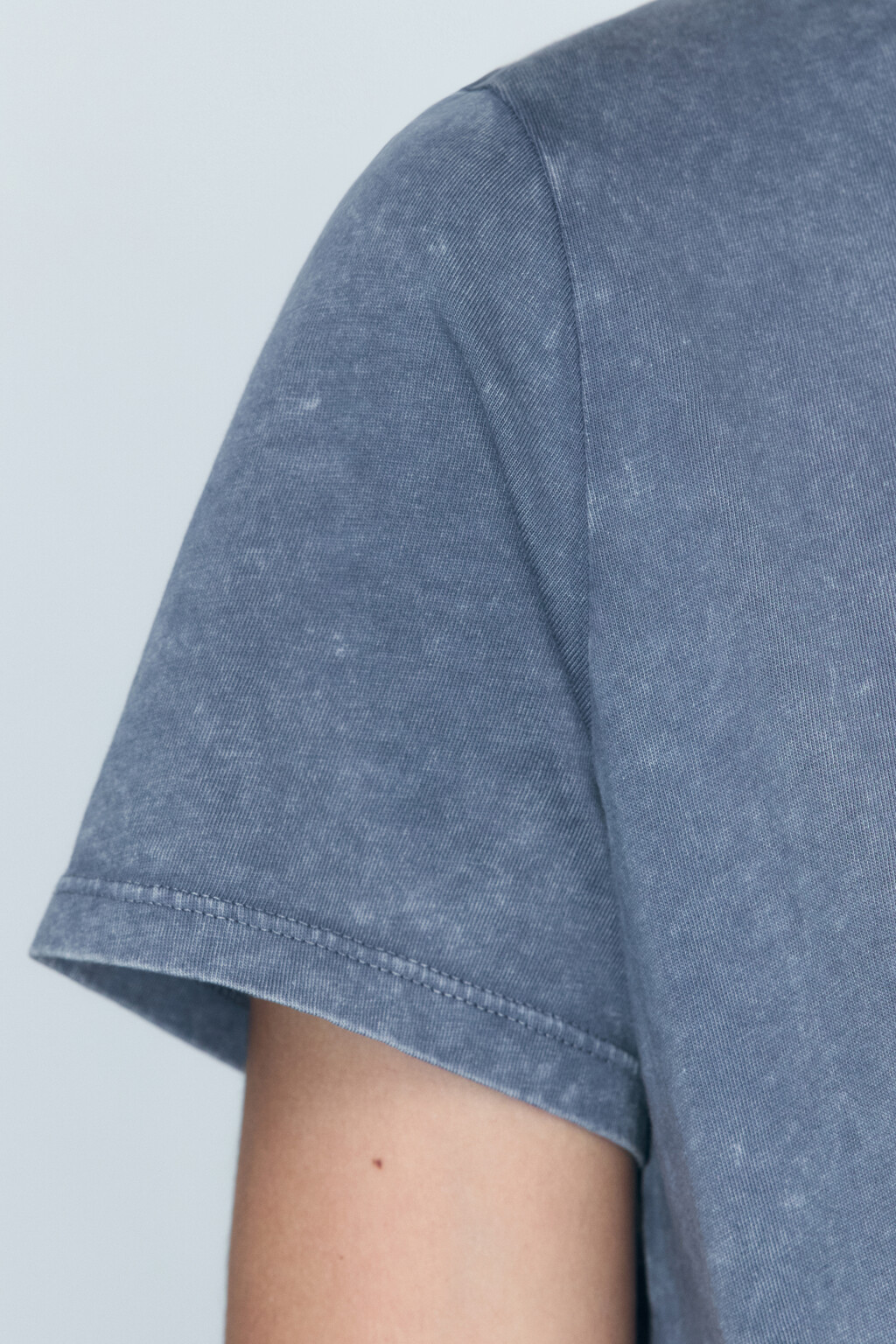 Платье-футболка мини хлопковое с ярусной юбкой - цвет голубой - 7