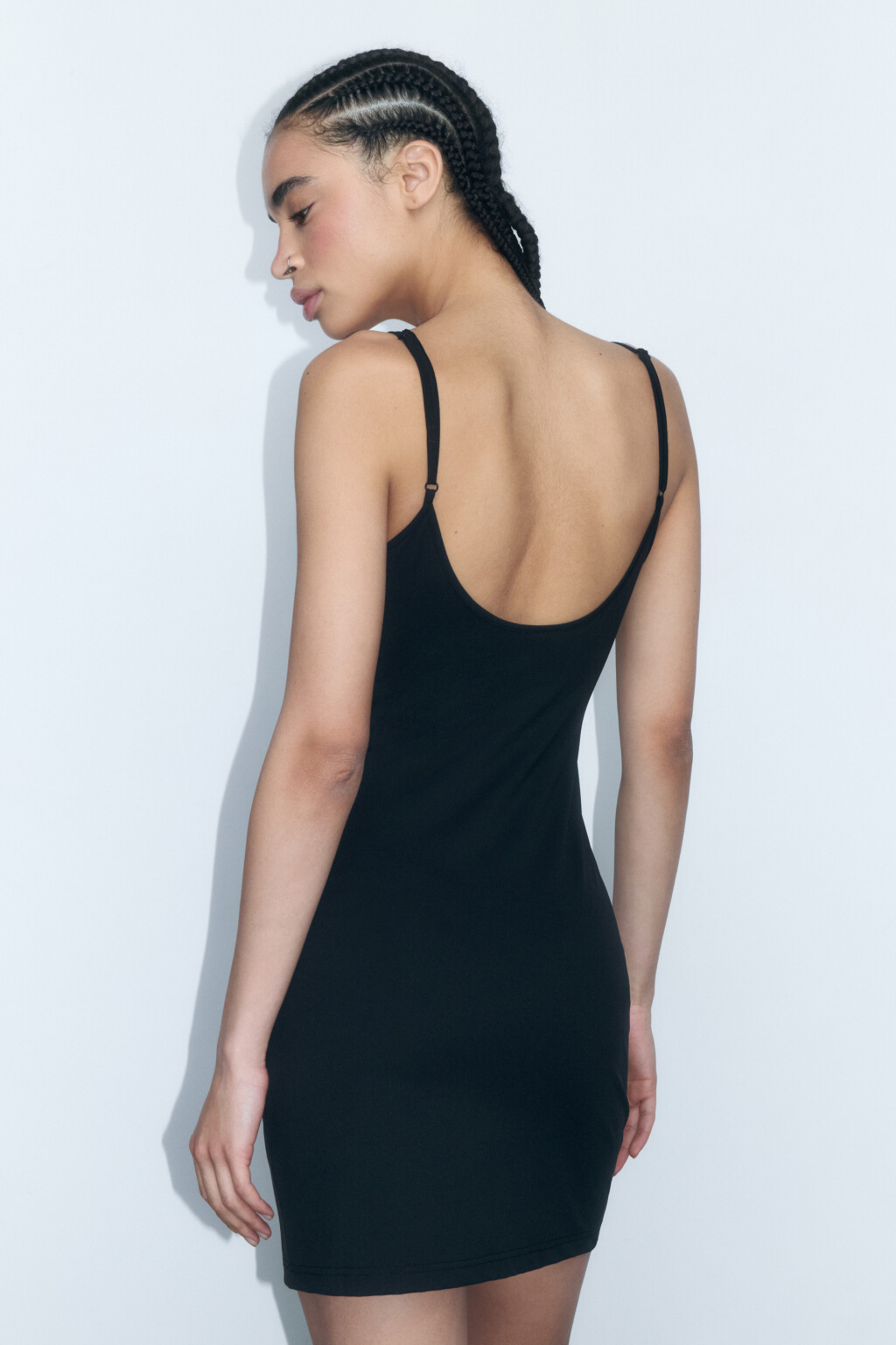 Платье мини облегающее на тонких бретельках - цвет черный - 4
