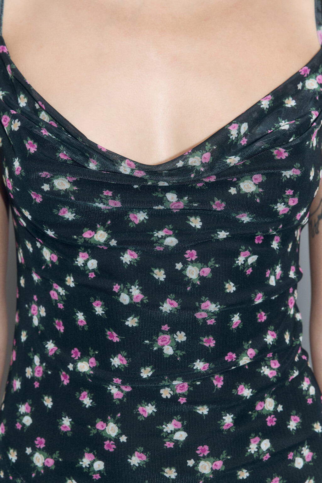 Платье мини с асимметричными воланами и принтом - цвет черный - 6