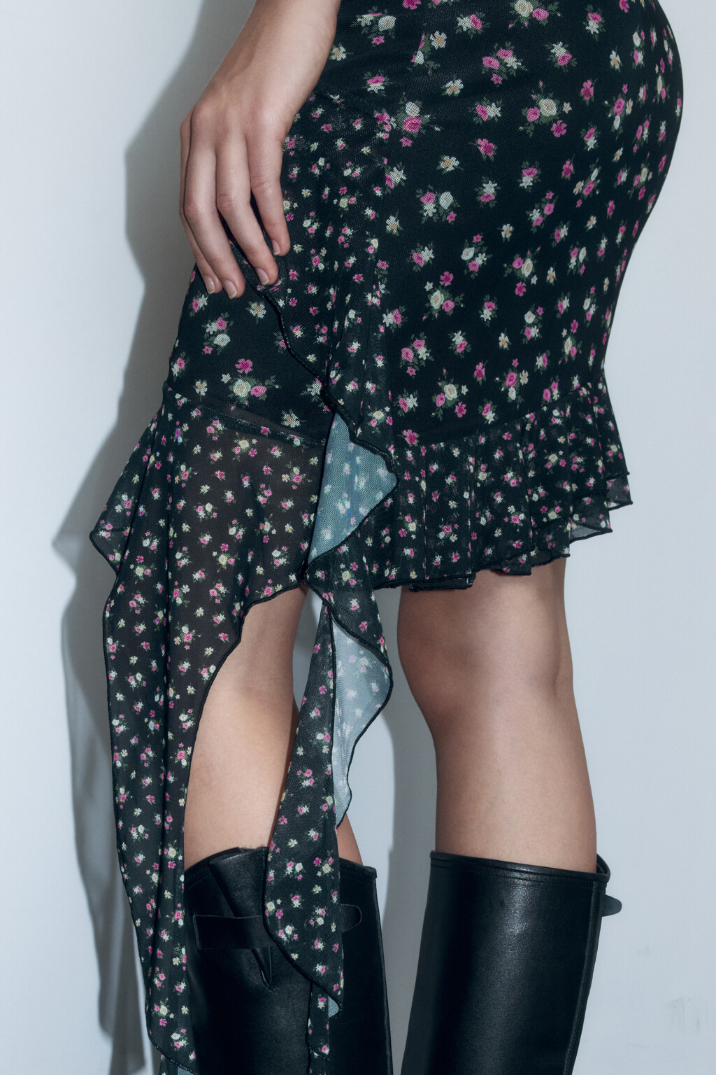 Платье мини с асимметричными воланами и принтом - цвет черный - 7