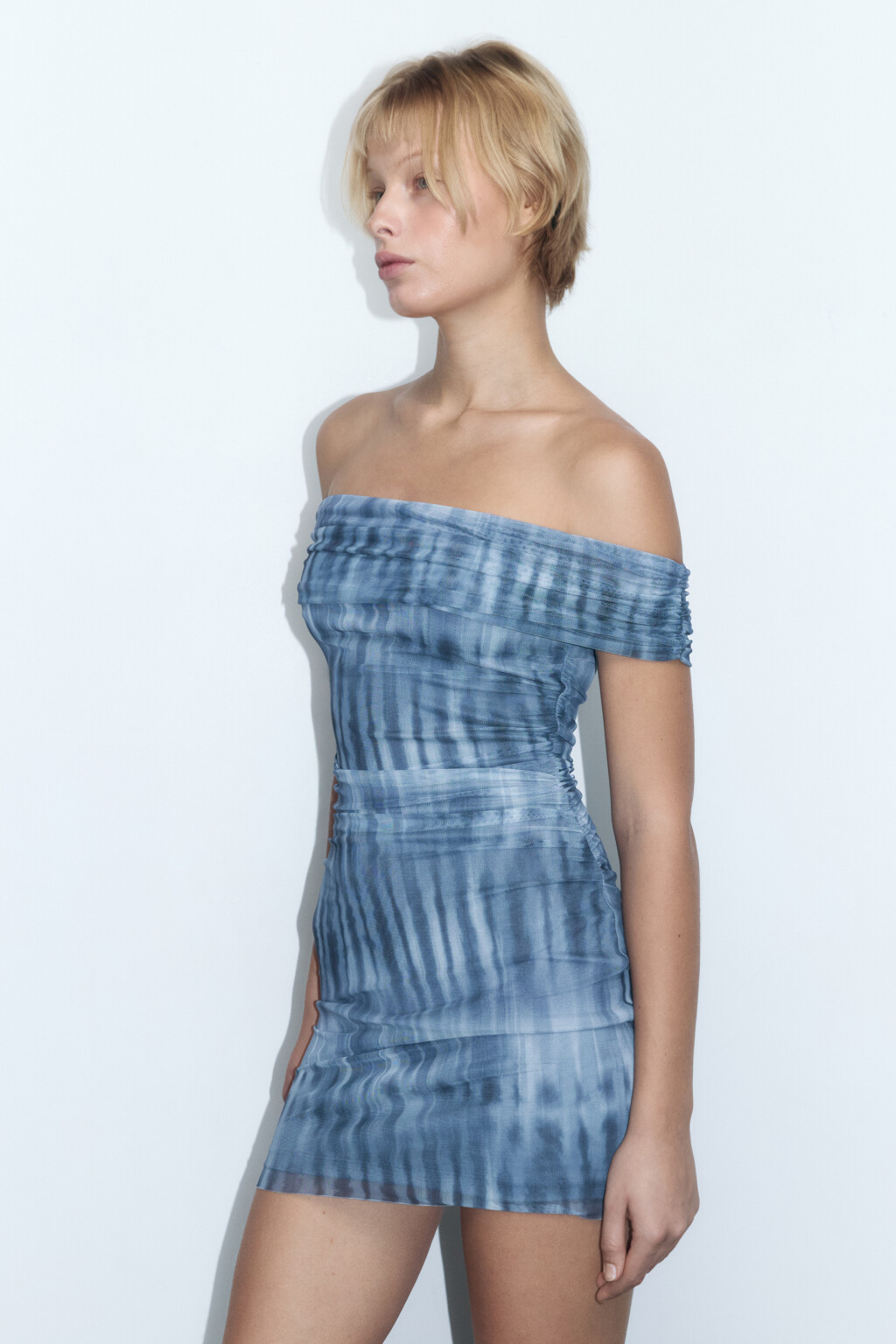 Платье сетчатое облегающее с открытыми плечами - цвет синий - 4