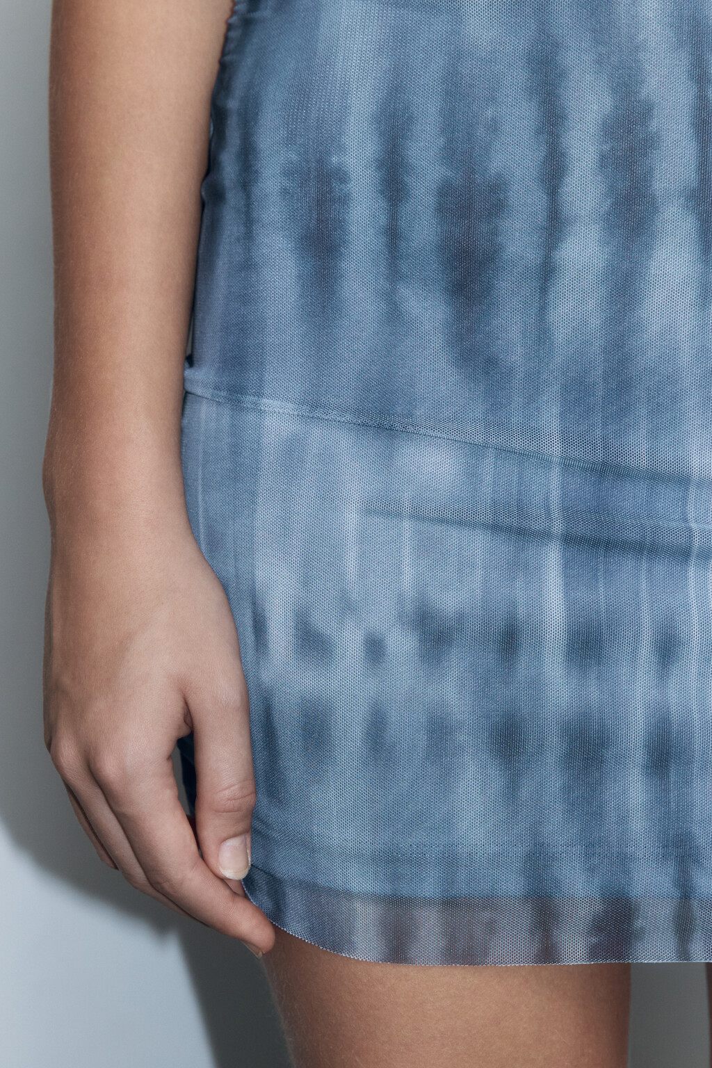 Платье сетчатое облегающее с открытыми плечами - цвет синий - 8