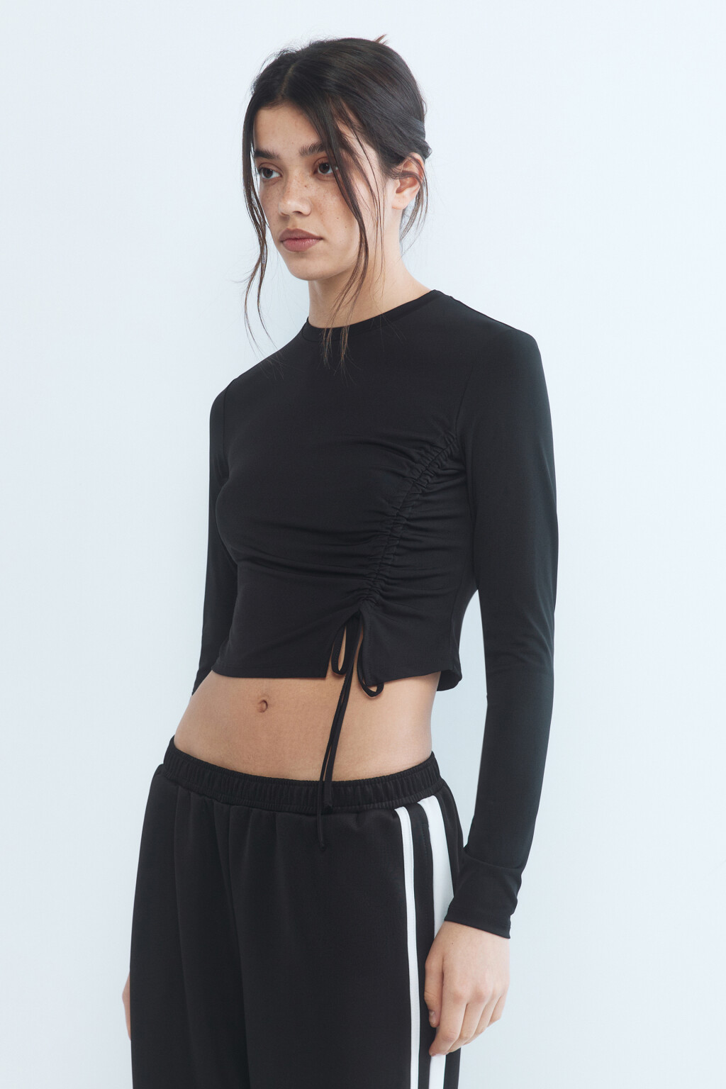 Лонгслив укороченный с кулиской - цвет черный - 3