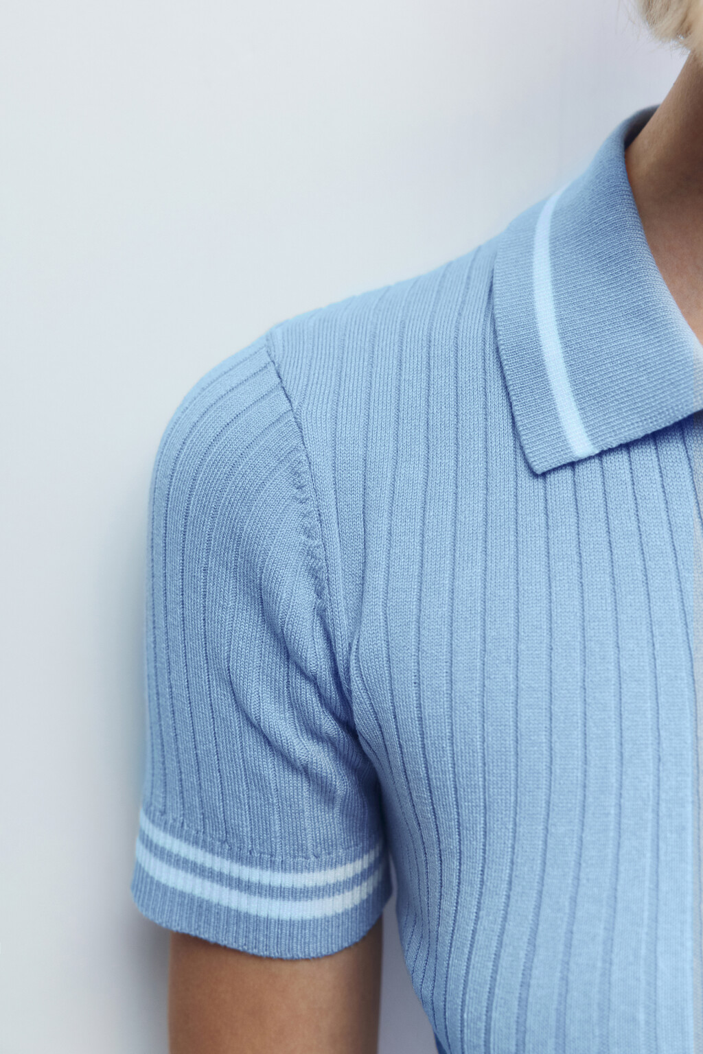 Футболка-топ укороченная с воротником-поло - цвет голубой - 7