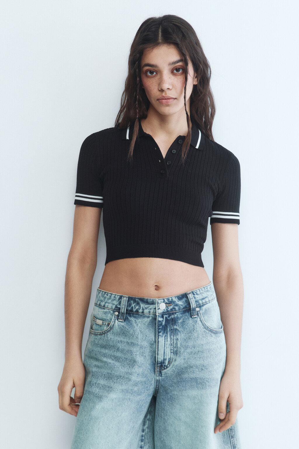Футболка-топ укороченная с воротником-поло - цвет черный - 2