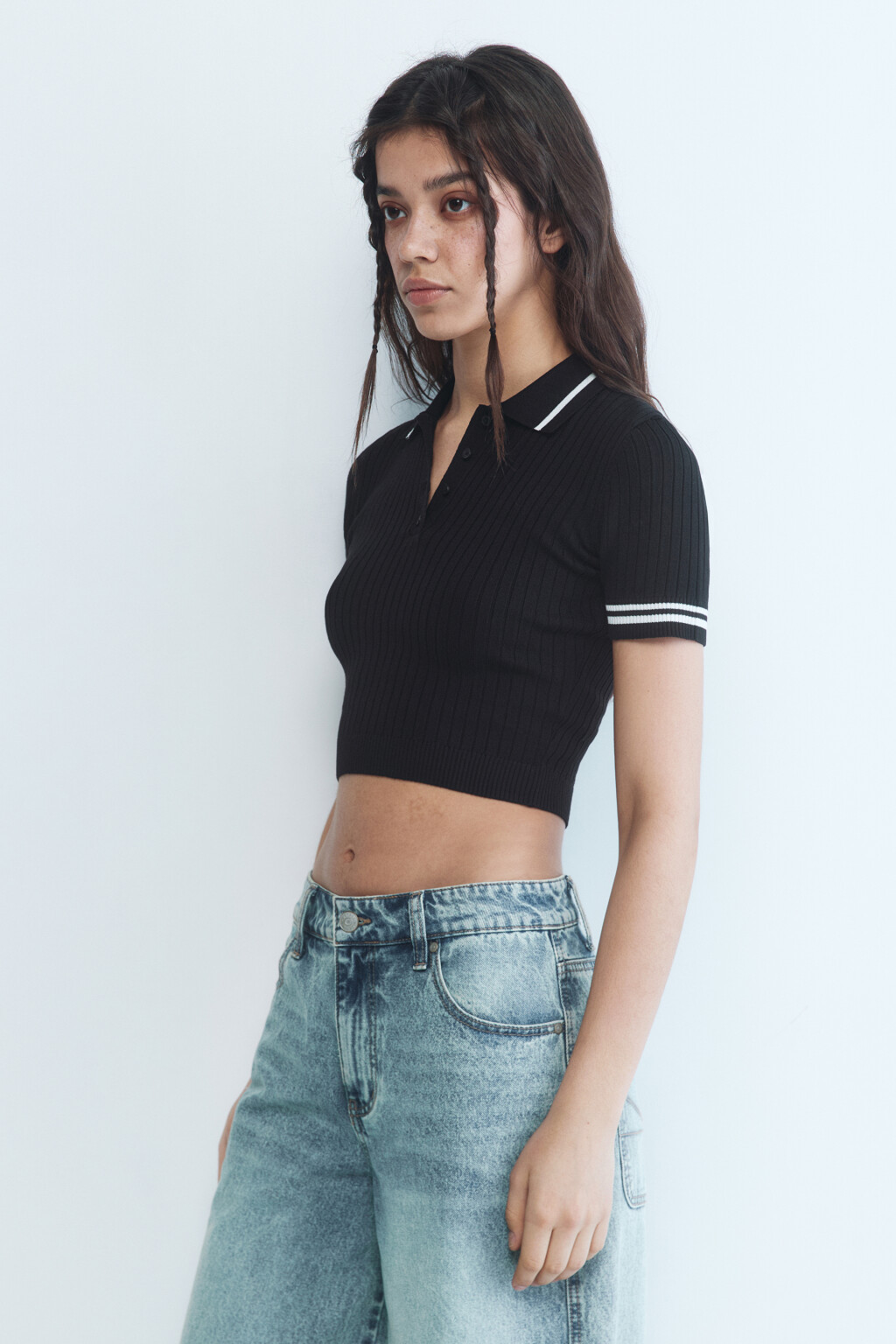 Футболка-топ укороченная с воротником-поло - цвет черный - 3