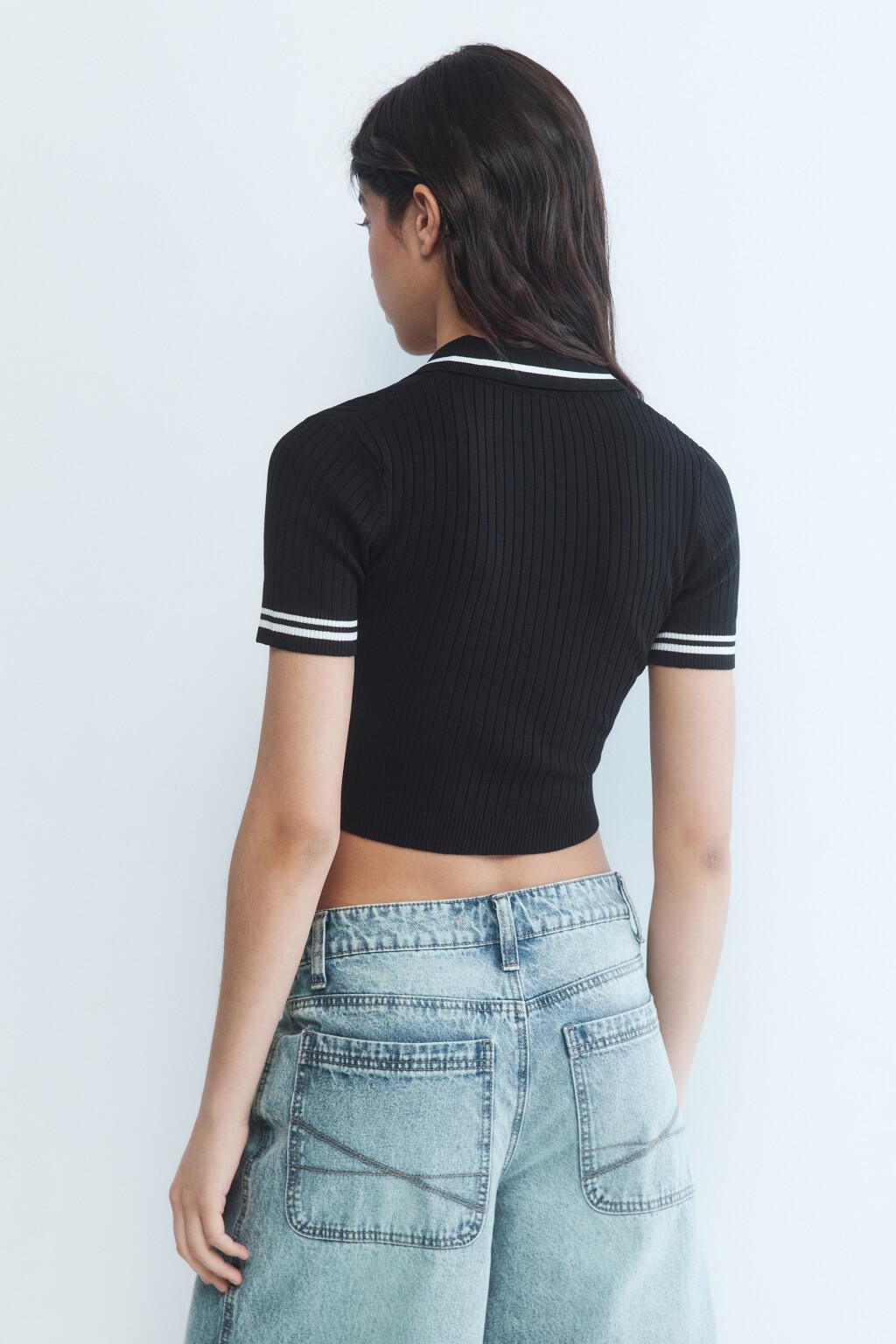 Футболка-топ укороченная с воротником-поло - цвет черный - 4